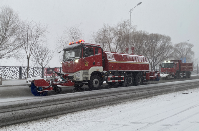 人生就是搏环境除冰雪装备全力投入破冰作业，助力北京道路交通安全